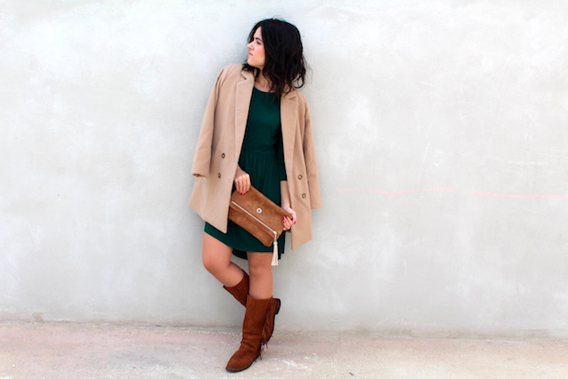 bolso-botas-abrigo-vestido-en-contraste-cuelate-en-mi-vestidor