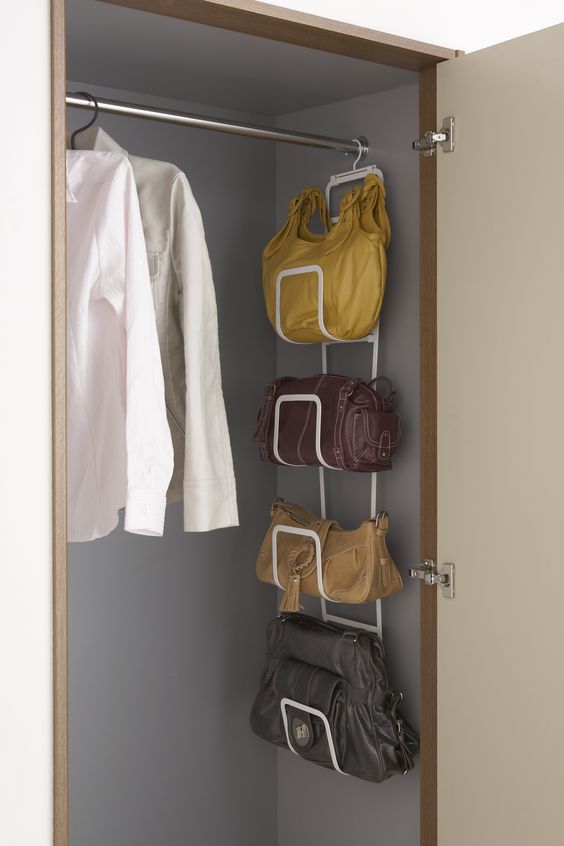 guardar los bolsos sin ocupar espacio 